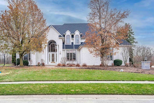 view of front of property featuring a front lawn