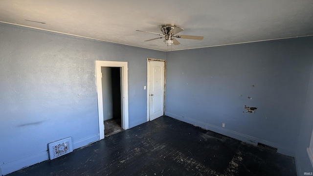 unfurnished bedroom featuring ceiling fan and a closet