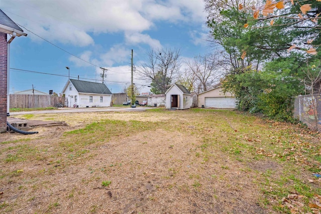 view of yard featuring an outbuilding