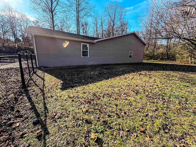 view of side of property featuring a lawn