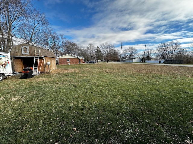 view of yard with an outbuilding