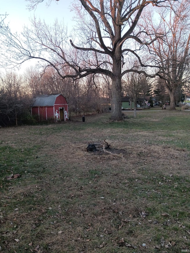 view of yard featuring an outbuilding