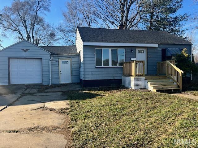 view of front of house featuring a garage and a front yard