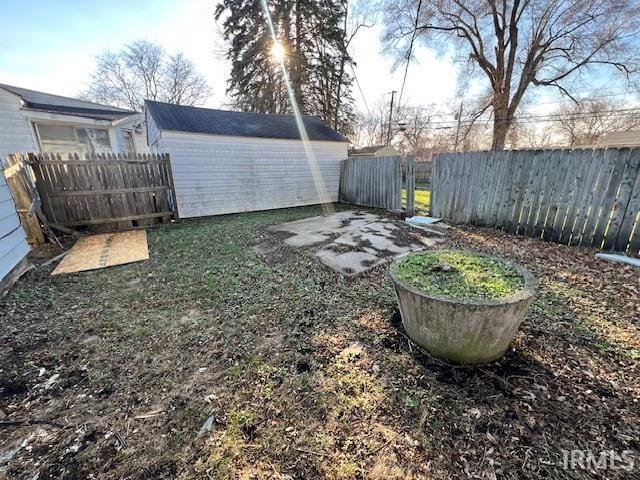 view of yard with a storage shed