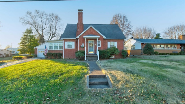 view of front of property featuring a front lawn