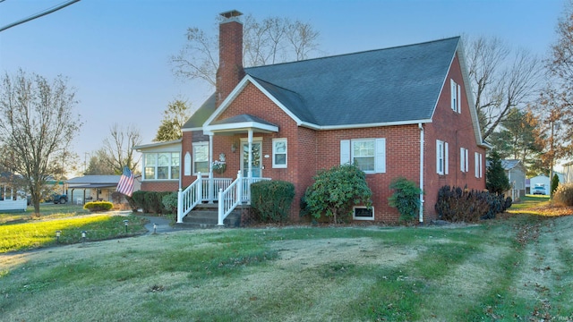 view of front of home featuring a front lawn