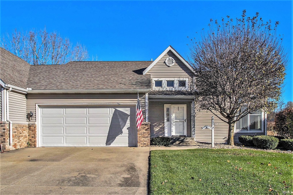 view of front of property featuring a front lawn and a garage