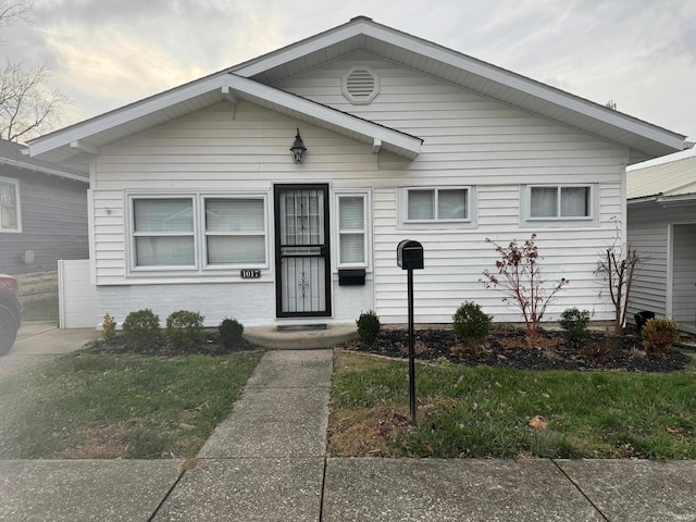 view of front of home with a front lawn