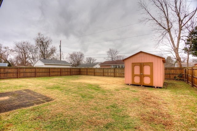 view of yard featuring a storage unit