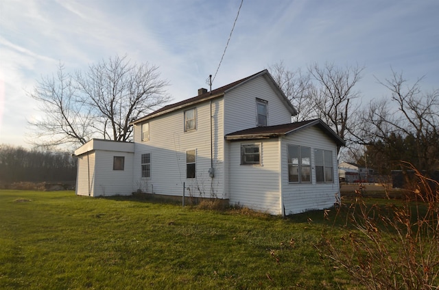 back of house featuring a lawn