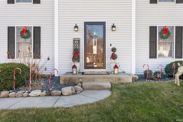 entrance to property featuring a yard