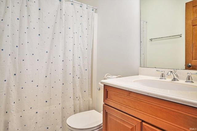 bathroom with a shower with curtain, vanity, and toilet