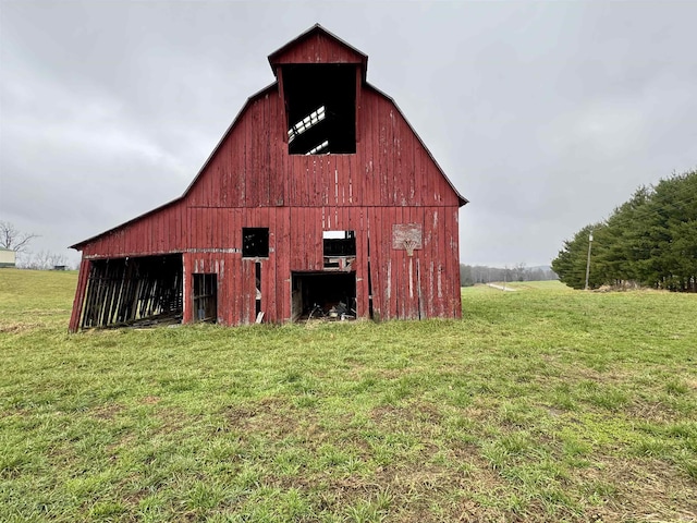 view of outdoor structure featuring a lawn