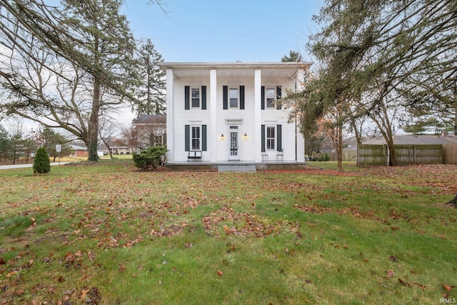 view of front of home featuring a front lawn