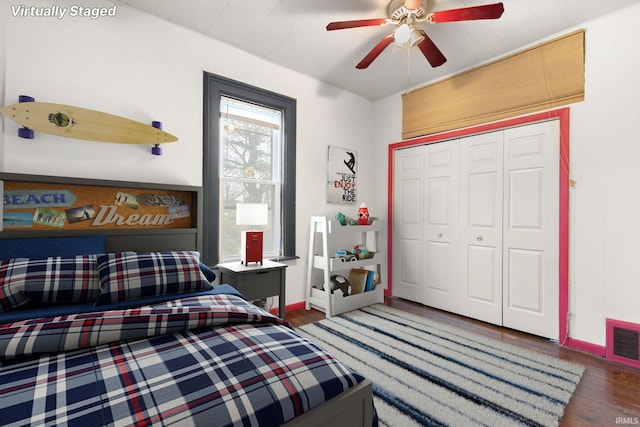 bedroom featuring dark hardwood / wood-style floors, ceiling fan, and a closet