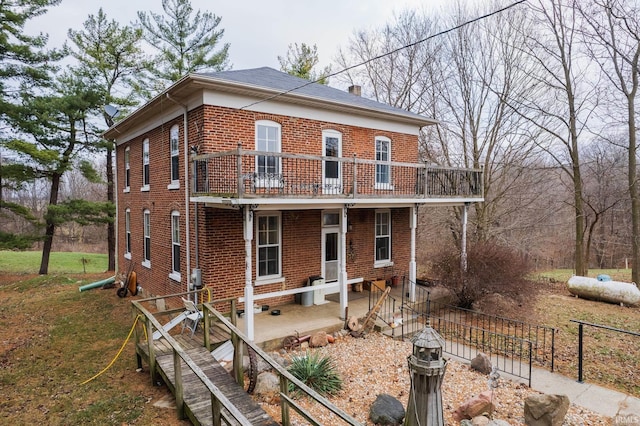 view of front of property with a balcony