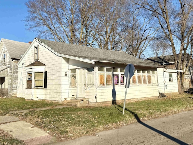 view of front of home featuring a front lawn