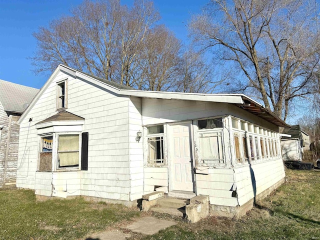 view of front facade featuring a front lawn