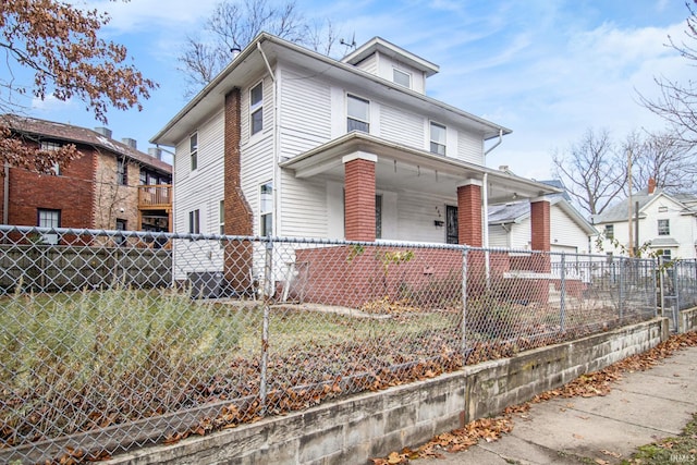 view of front of home featuring a front lawn