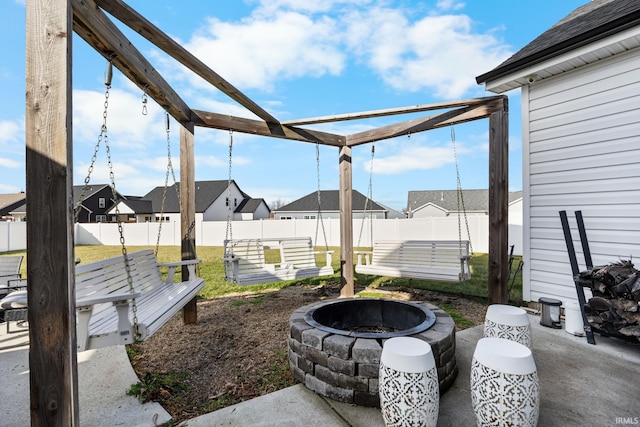 view of yard featuring an outdoor fire pit