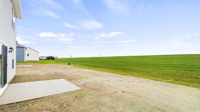 view of yard featuring a rural view