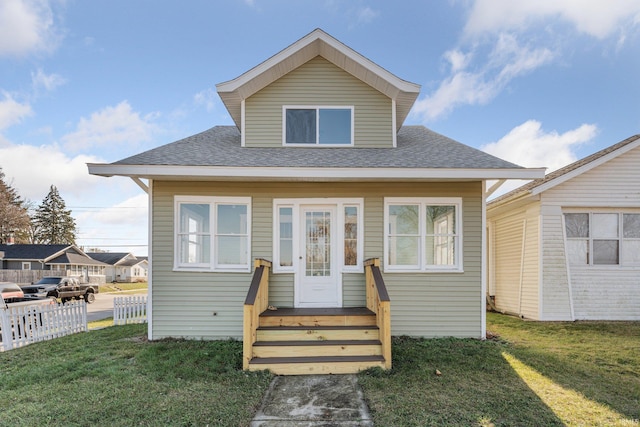 bungalow featuring a front lawn