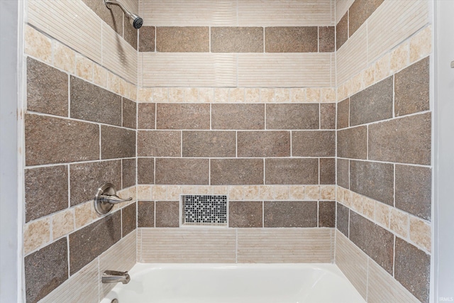 bathroom with tiled shower / bath combo