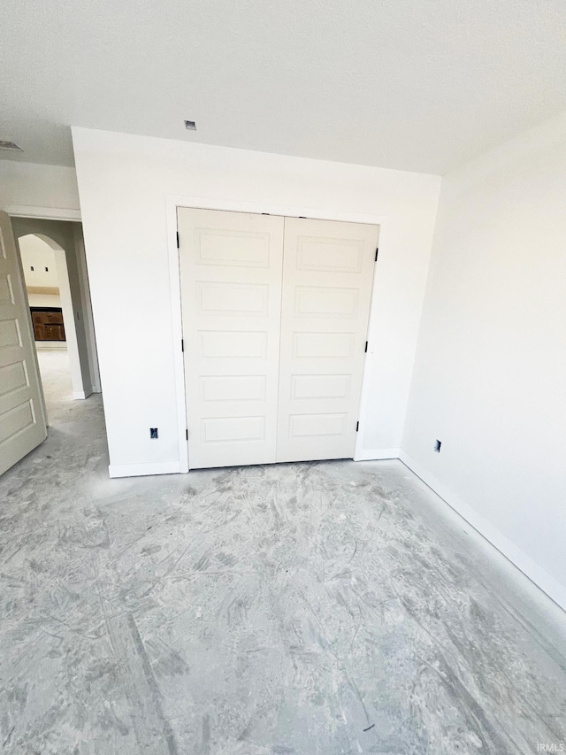 unfurnished bedroom featuring a closet