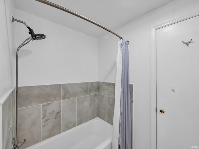 bathroom with shower / tub combo