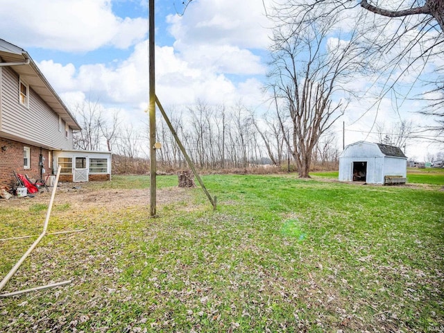 view of yard with a storage shed