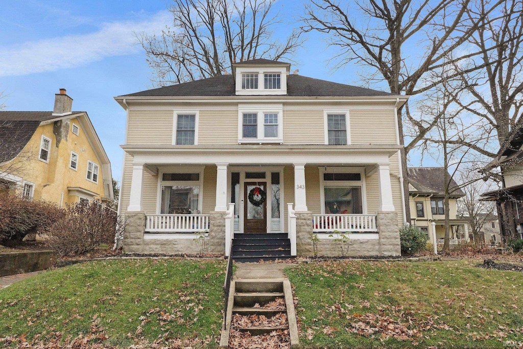 view of front of house featuring a front yard