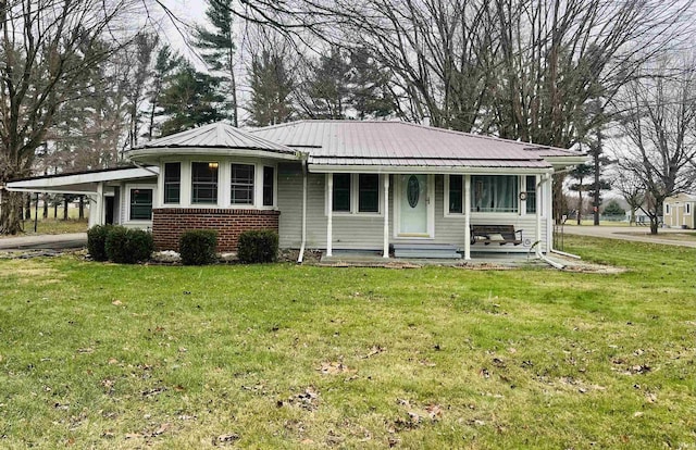 view of front of house featuring a front yard and a carport