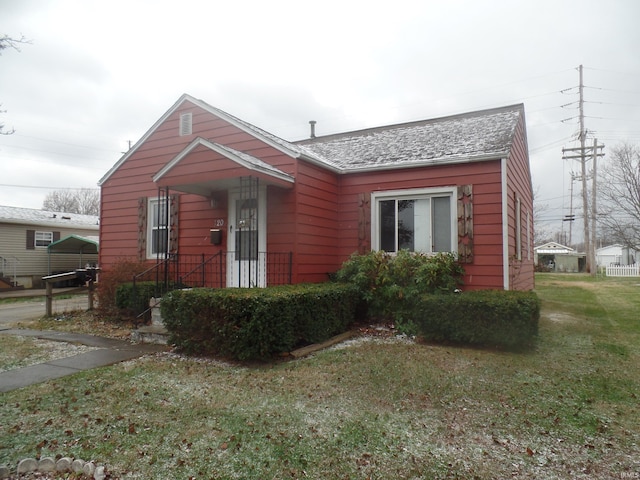 view of front facade featuring a front yard