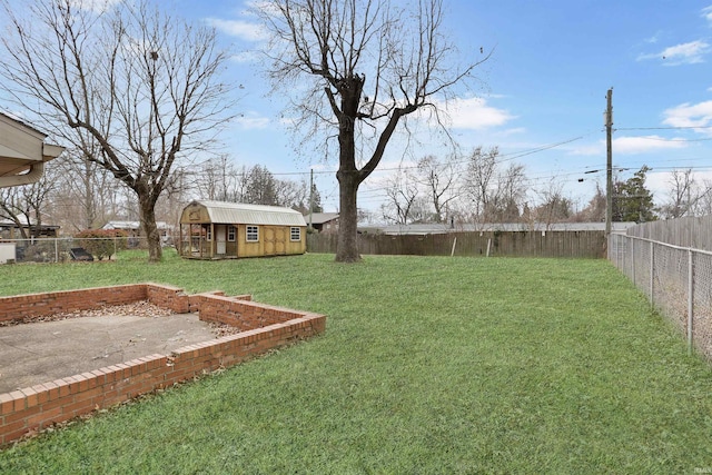 view of yard with a storage unit