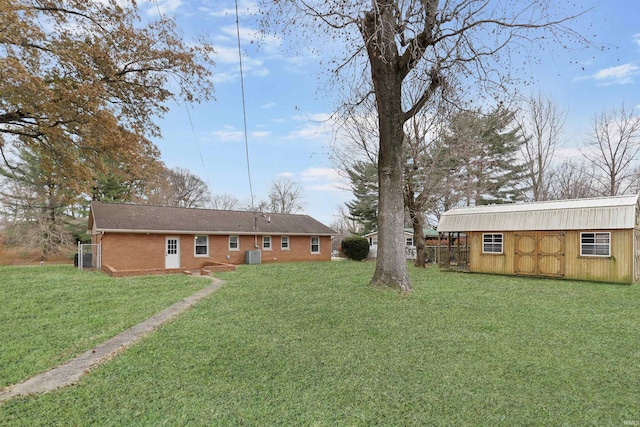 view of yard with an outdoor structure