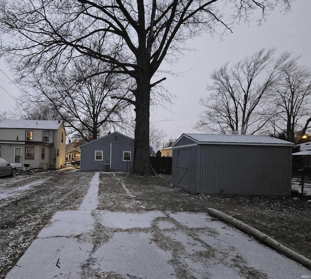 view of yard featuring an outdoor structure