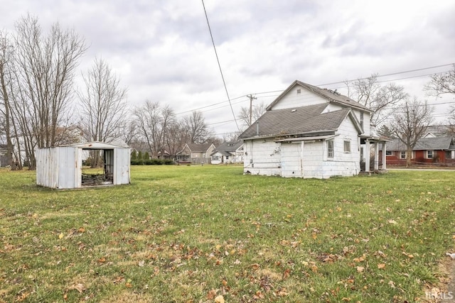 view of yard featuring a storage shed