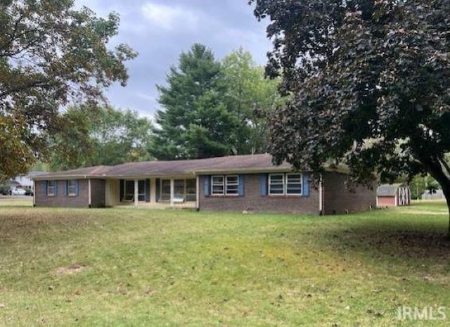 ranch-style home with a front yard