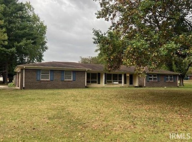 ranch-style home with a front yard