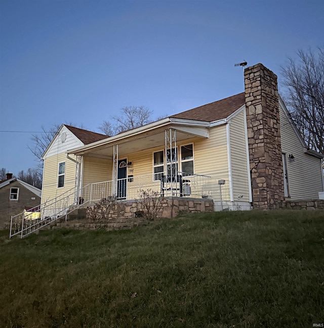 view of front of home featuring a porch and a front yard