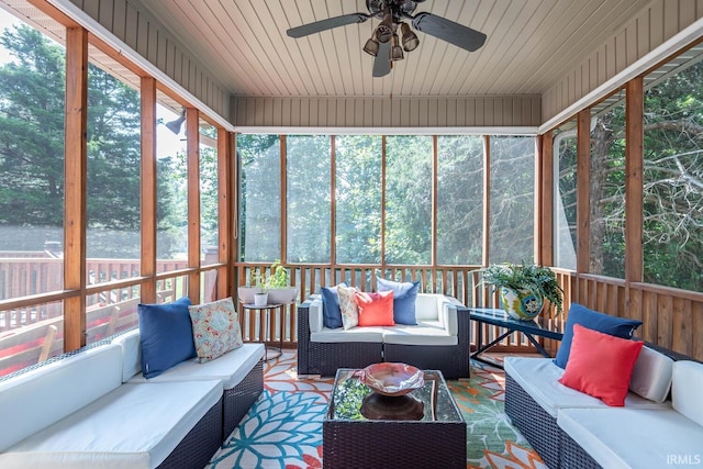 sunroom with ceiling fan