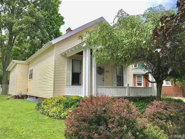 view of front of house with covered porch and a front lawn