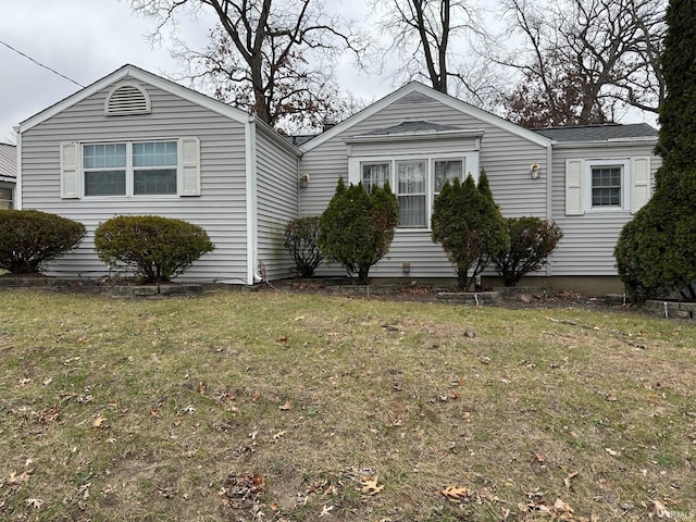 view of front facade with a front yard