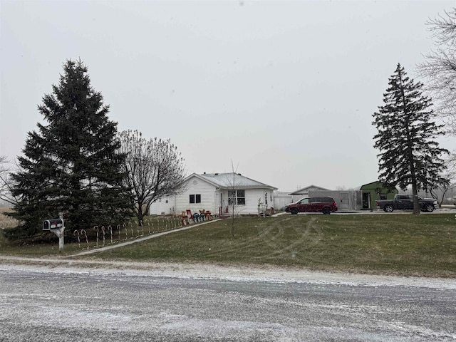 view of front facade featuring a front yard