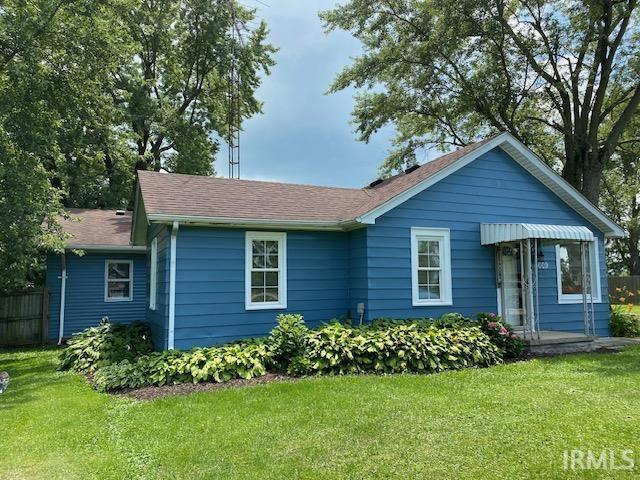 view of front of house with a front lawn