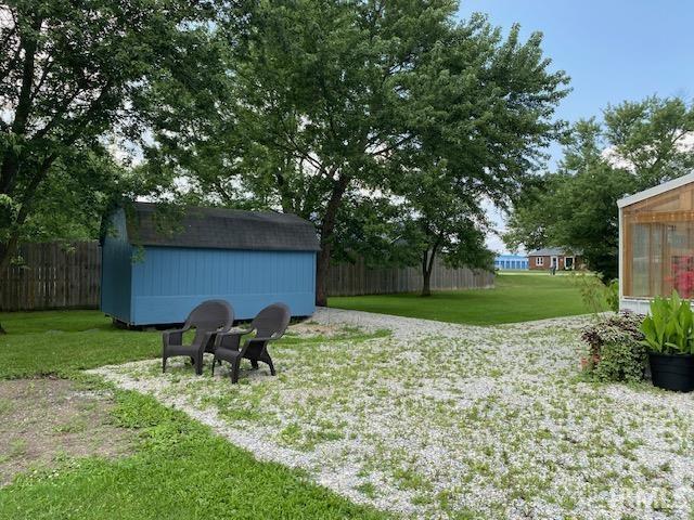 view of yard featuring a shed