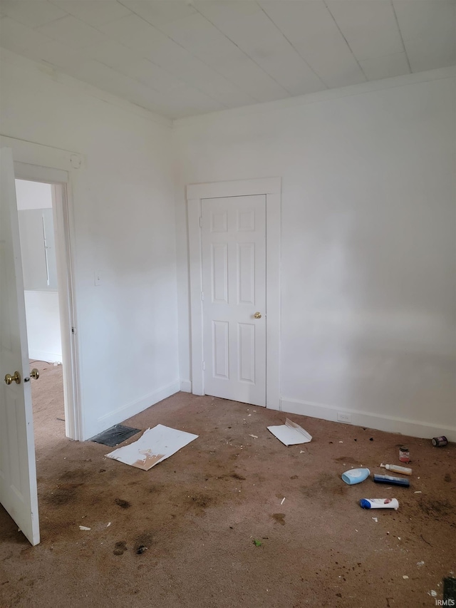 unfurnished room featuring carpet floors