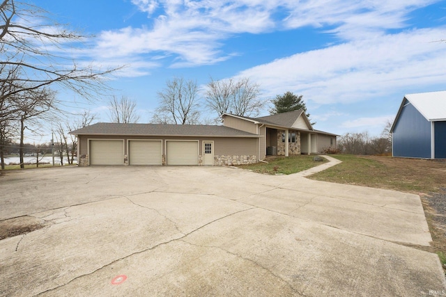 view of front of home featuring a front lawn and a garage