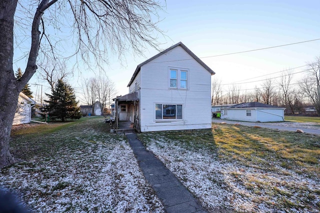 back of house featuring a lawn