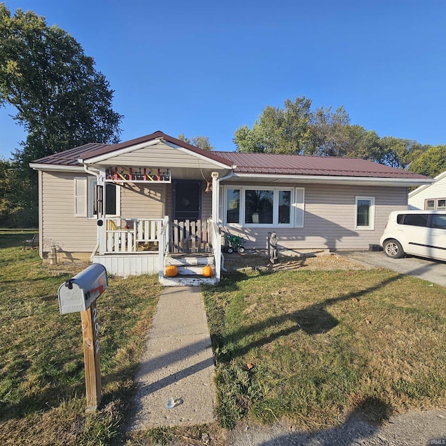 view of front of property featuring a front lawn and covered porch